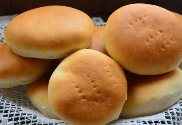 Pão caseiro com muçarela na massa