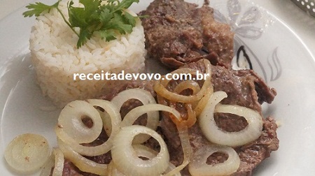 Bife acebolado