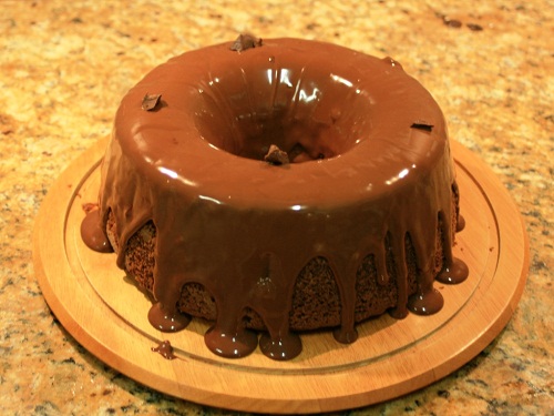 Bolo com cobertura de chocolate