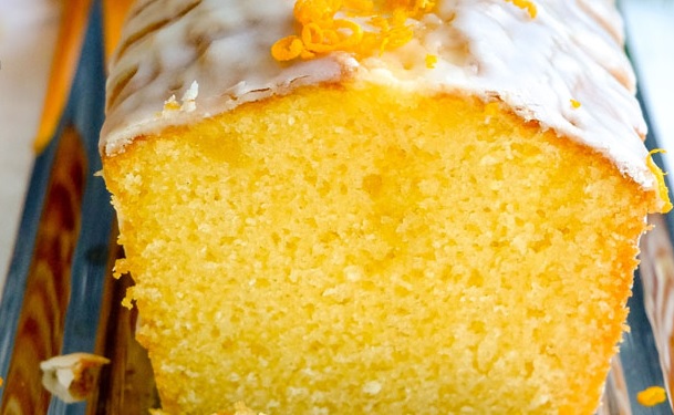 Bolo de laranja com cobertura de laranja