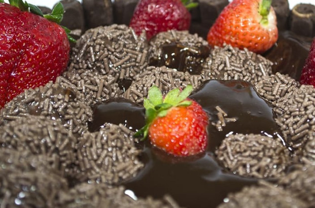 Brigadeiro com morangos