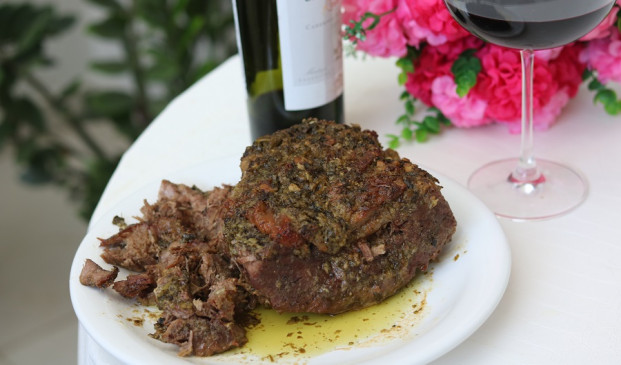 Carne assada assada no vinho