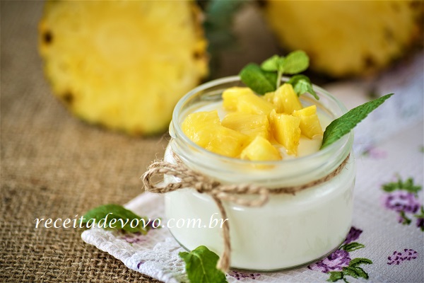 Gelado de abacaxi cremoso