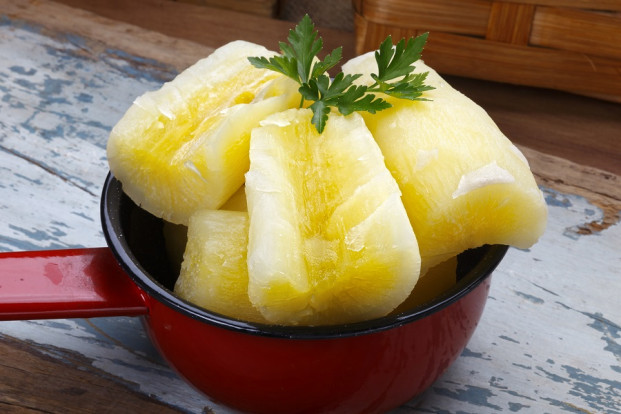 Mandioca cozida na manteiga