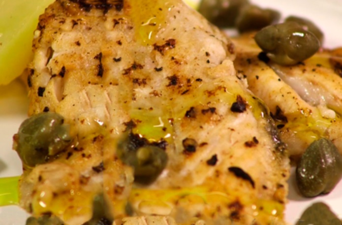 Filé de peixe com molho de alcaparras