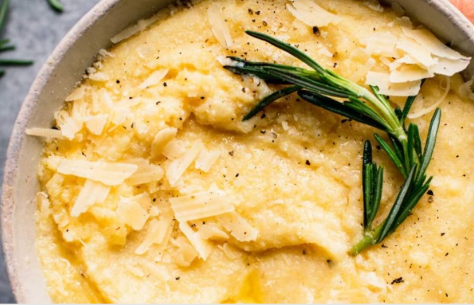 Polenta cremosa com queijo