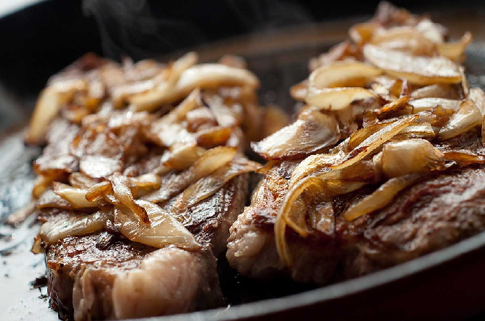 Bife frito com cebola