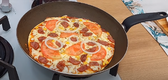 Pizza de tapioca caseira