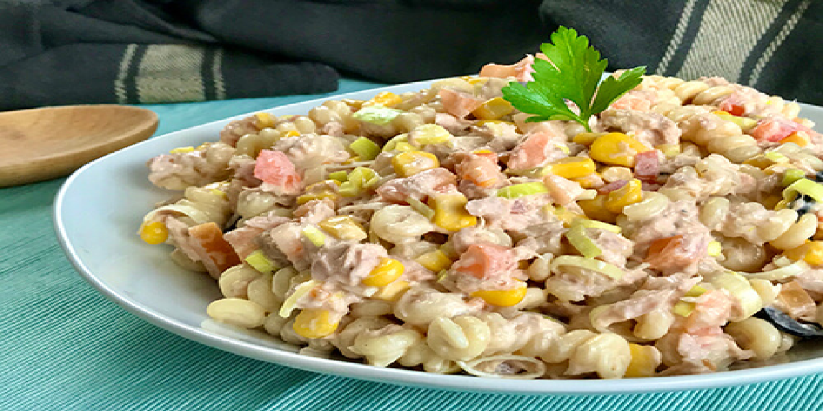 Salada de macarrão com atum