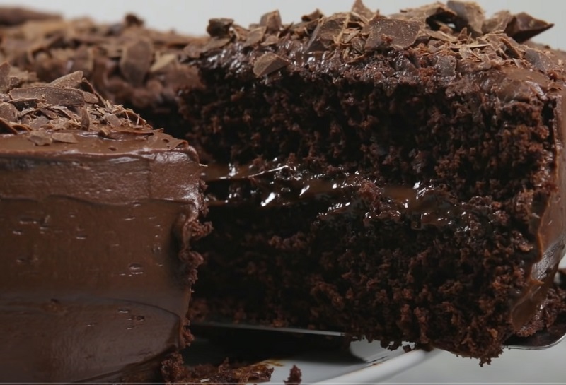 Bolo de chocolate de liquidificador fofinho recheado com creme de chocolate