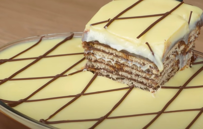 Pavê de bolacha Maizena com ganache de chocolate e creme branco