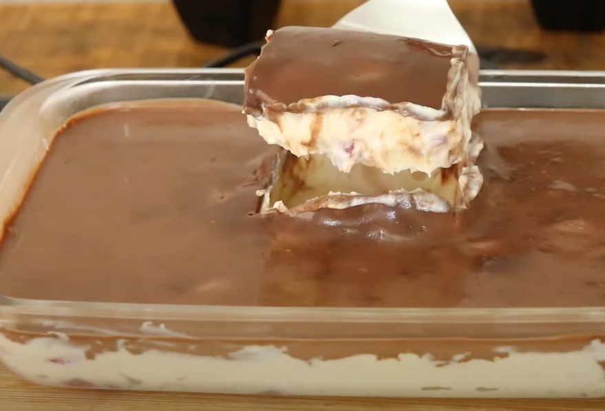 Pavê de chocolate cremoso com morangos docinhos