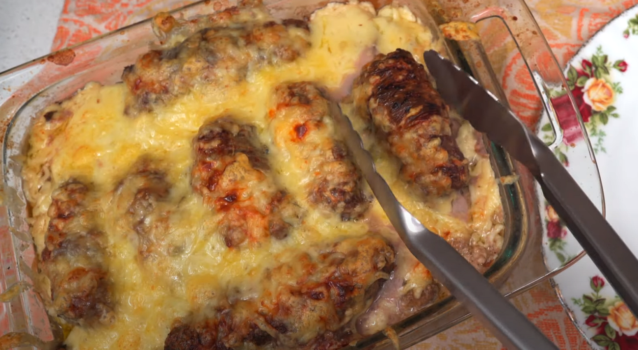 Rolinho de carne coberto por queijo