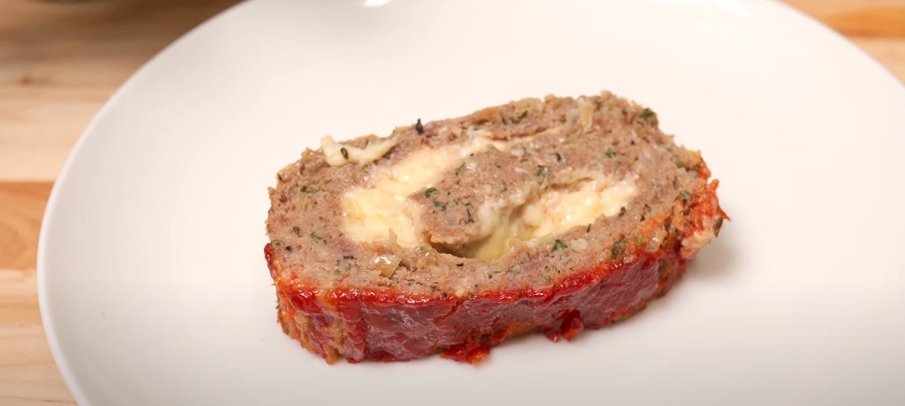 Bolo de carne recheado com queijo e requeijão