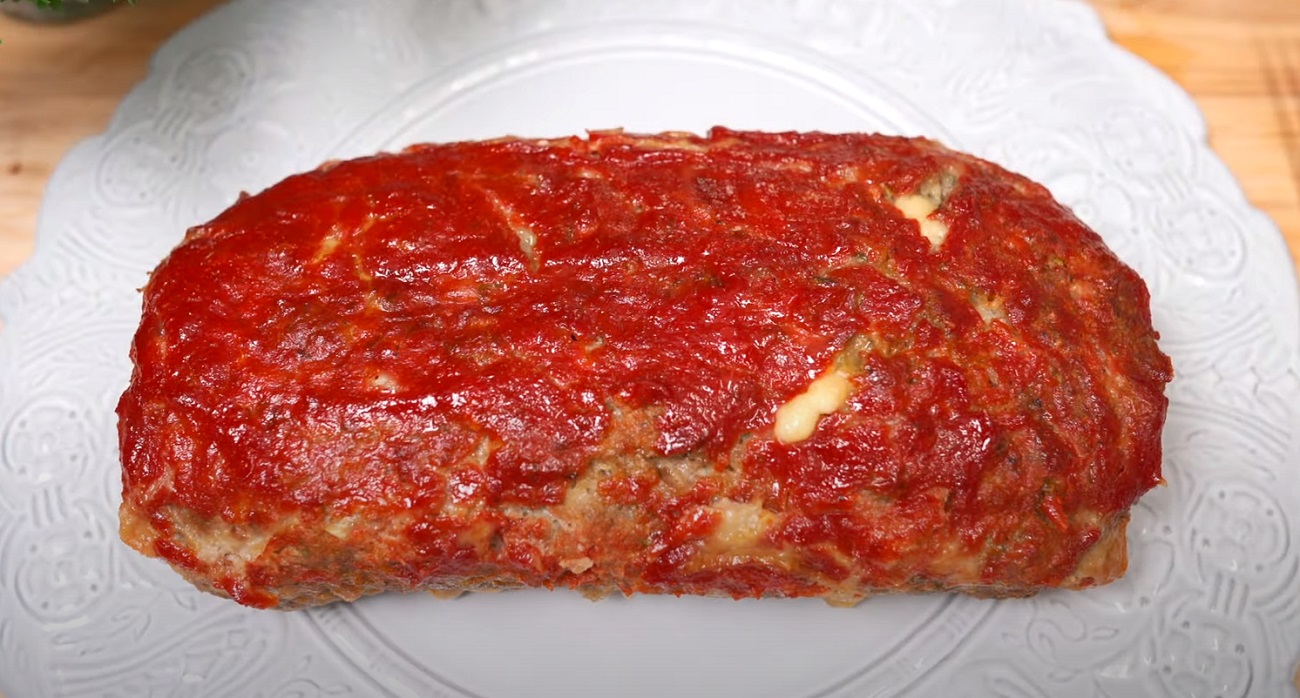 Bolo de carne recheado e coberto com molho de tomate