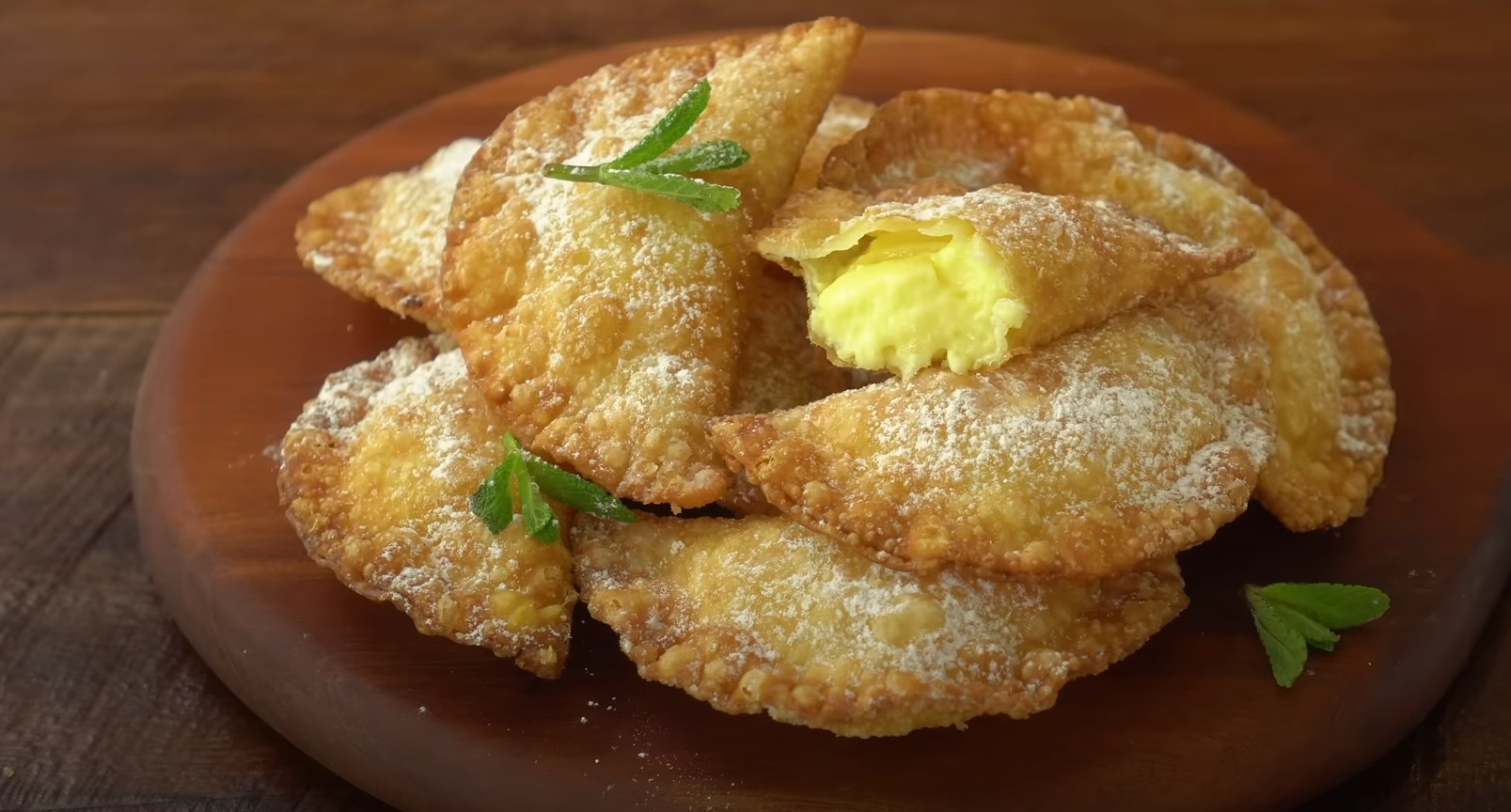Pastel frito com creme confeiteiro