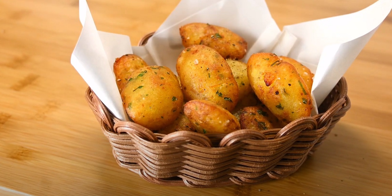 Bolinho assado de mandioca com legumes