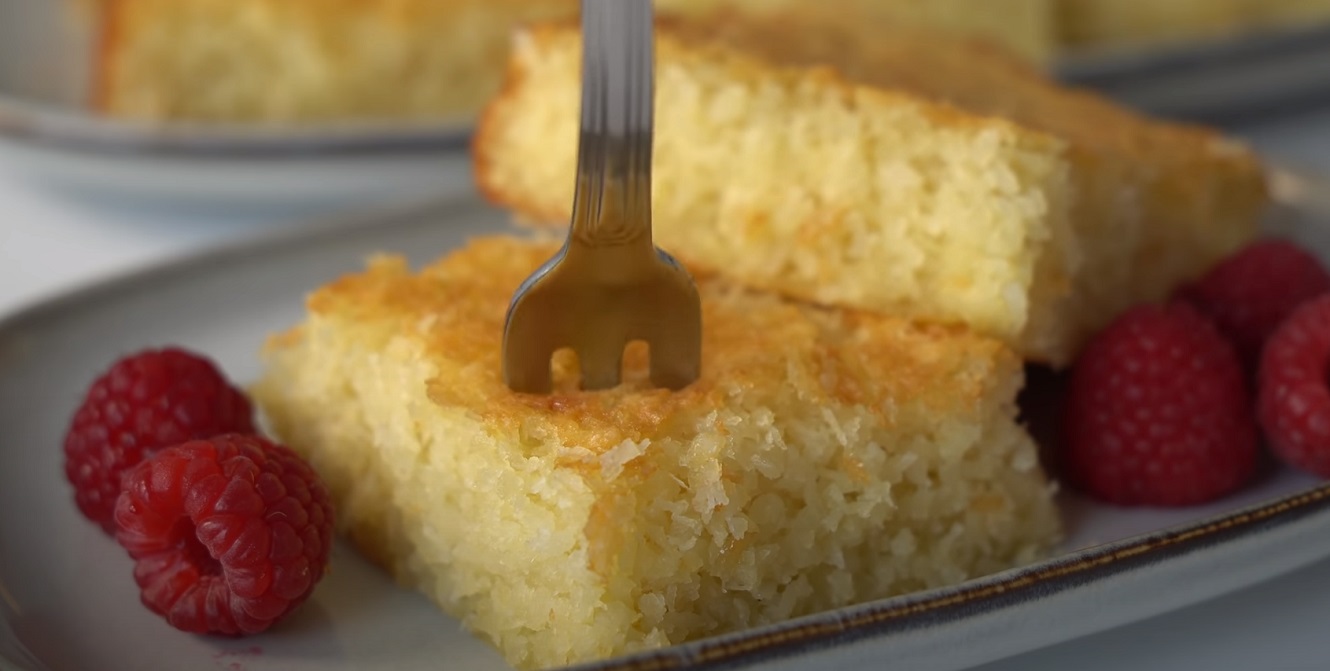 Bolo de Mandioca Caseiro e Cremoso com Coco Ralado