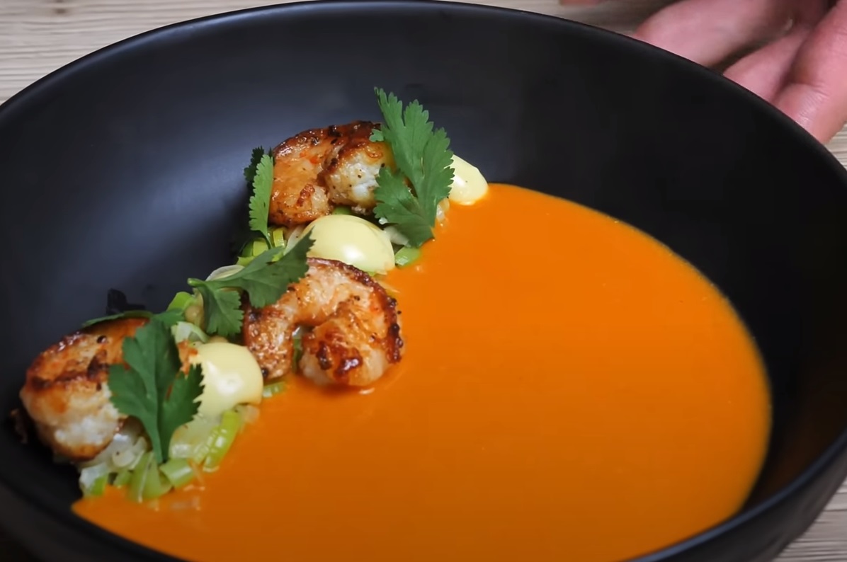 sopa de Cenoura com Camarão Salteado