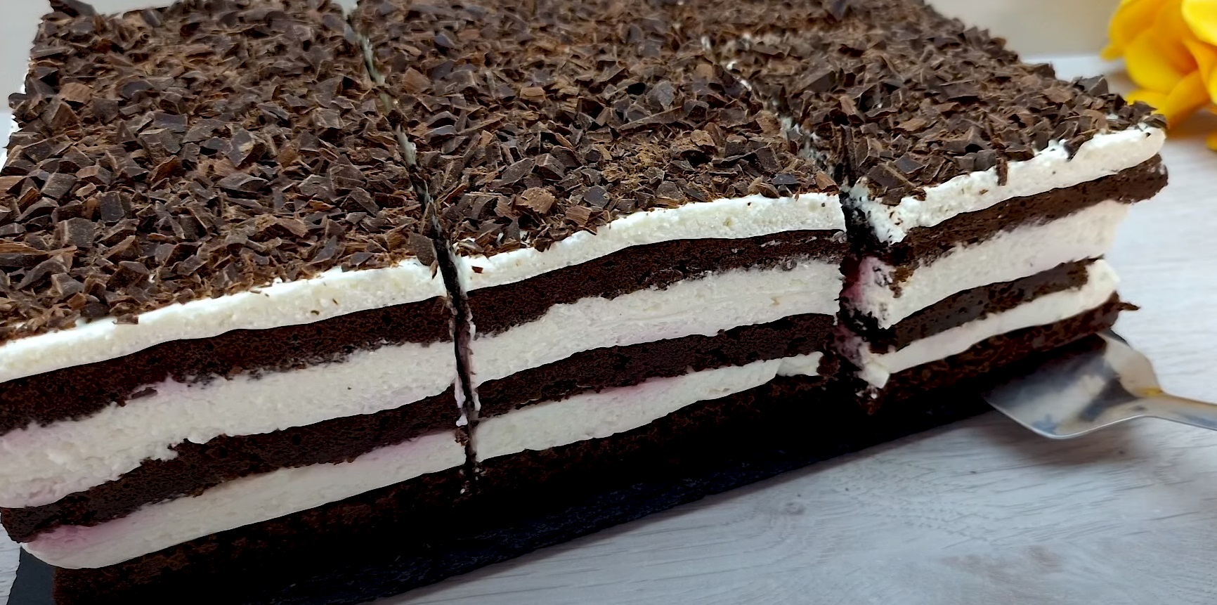 Bolo de chocolate com camadas de chantilly