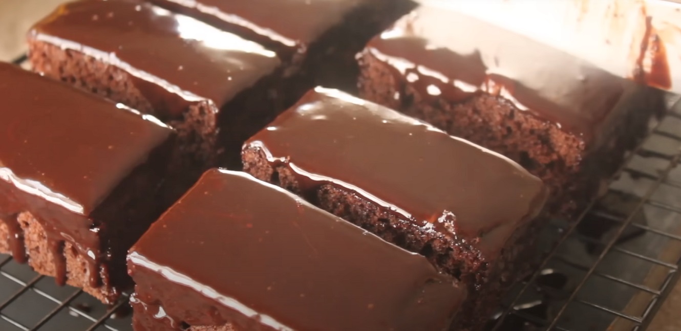 Receita Completa de Bolo Nescau Maravilha com Calda de Brigadeiro