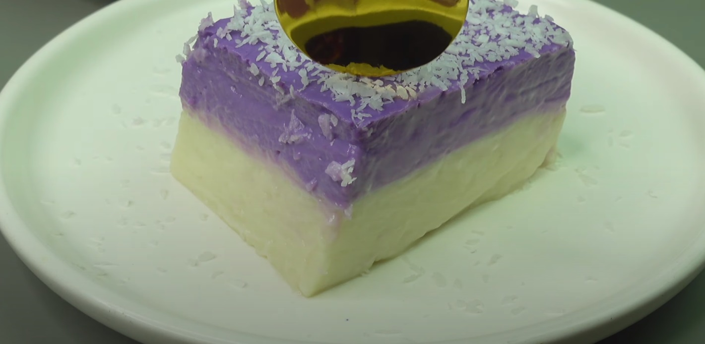 Creme branco com creme de gelatina de uva na travessa