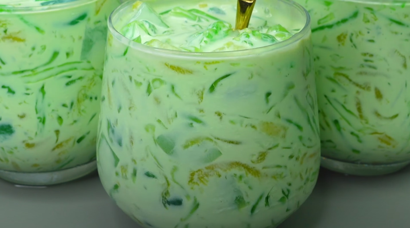 Mosaico de gelatina e frutas verdes