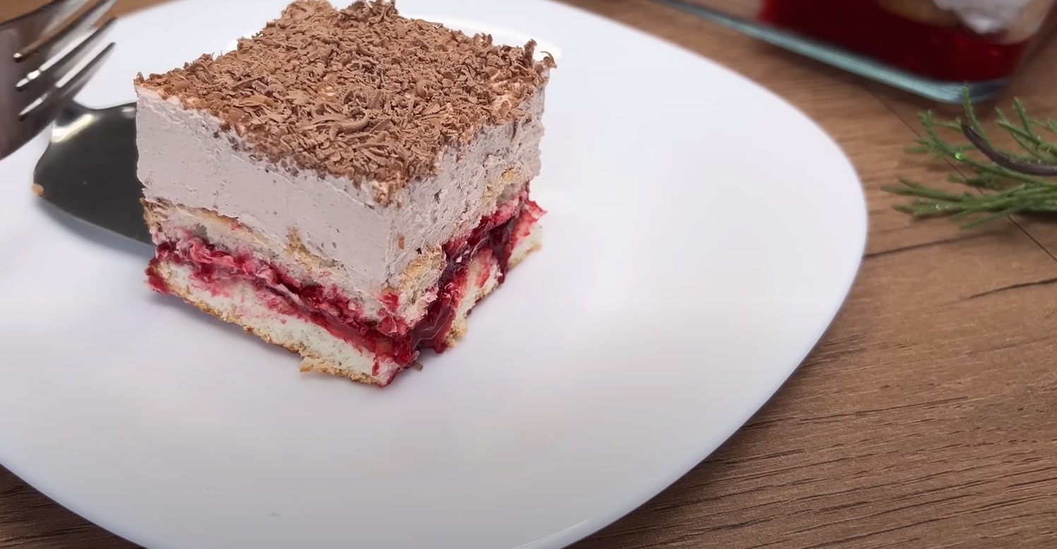 Pavê de chantilly de chocolate com geleia de morango