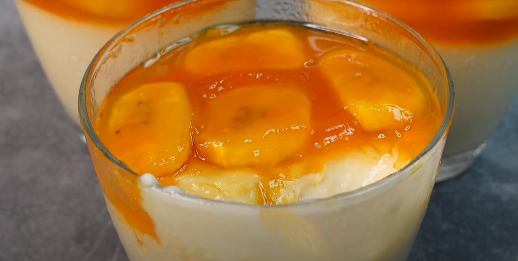 Pudim com calda de banana