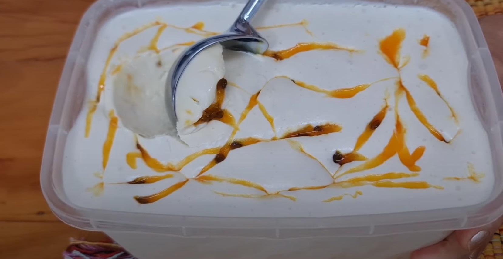 Sorvete cremoso e refrescante de iogurte com calda de maracujá.