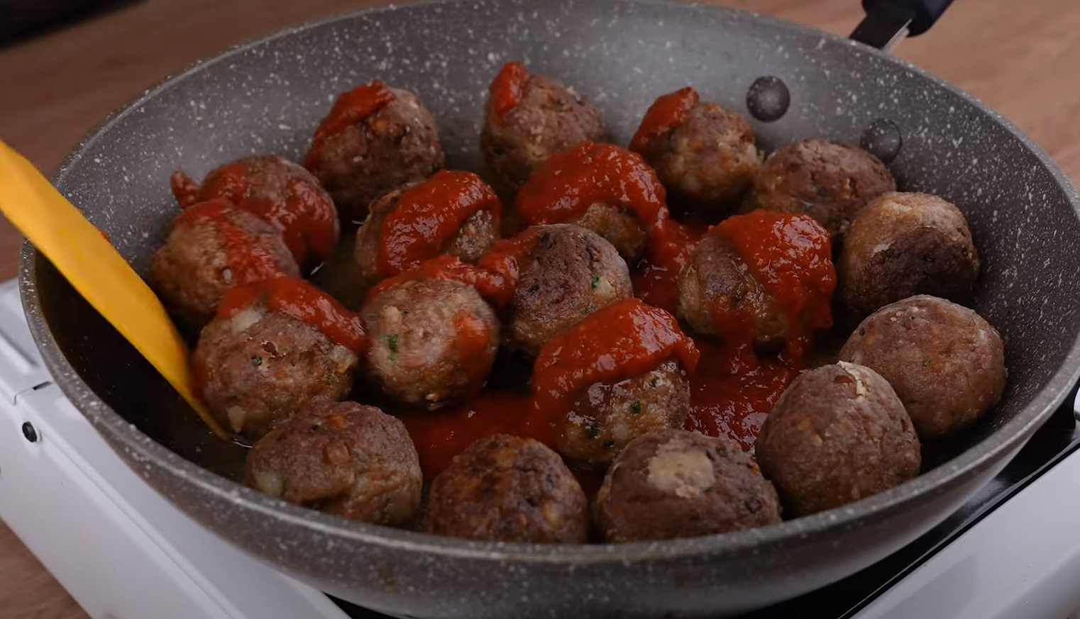 Almôndegas Fritas com Molho de Ketchup