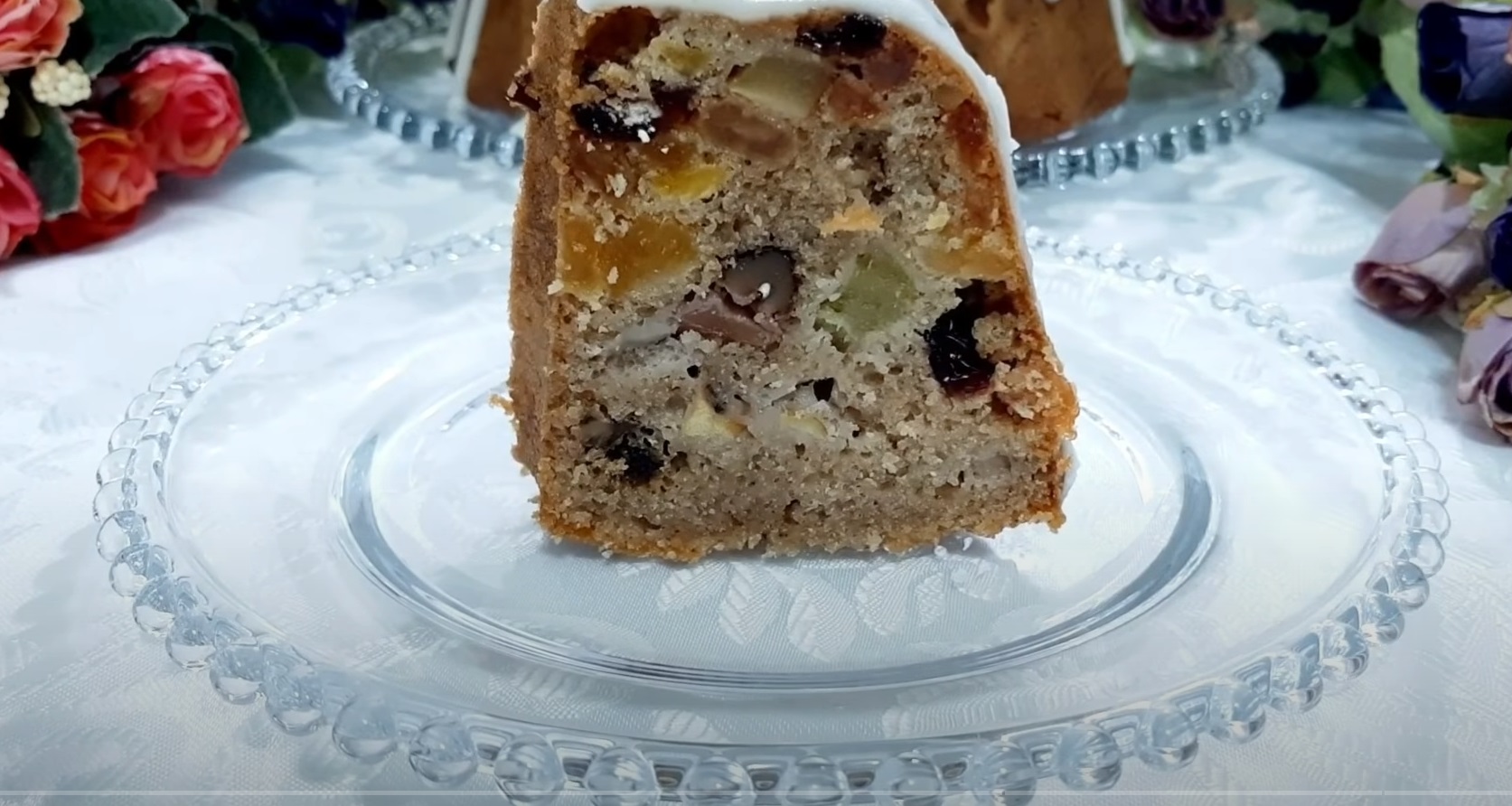 Bolo de maçã com frutas cristalizadas e castanhas