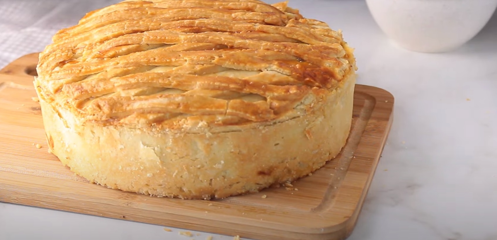 Empadão de massa podre feita com manteiga e bacalhau cremoso