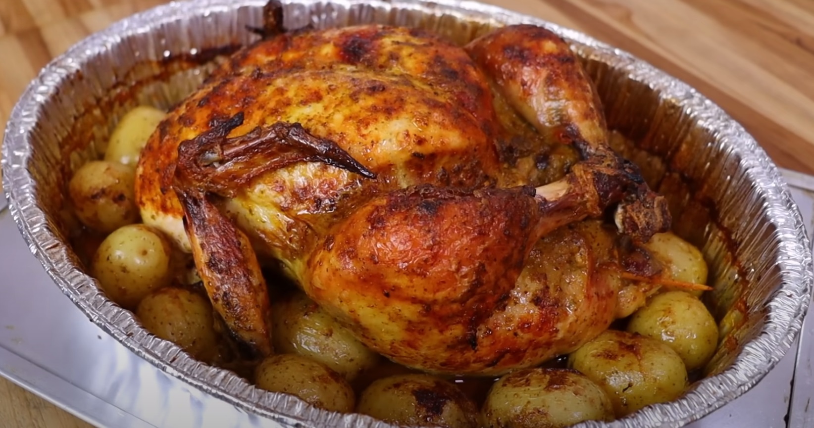 Frango de Natal Assado com Batatas Suculentas