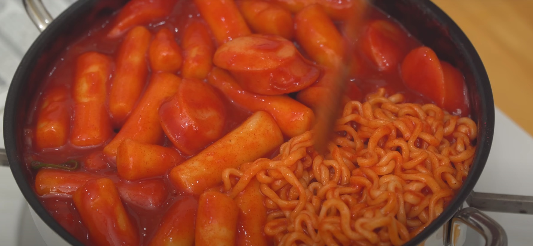 Lamen ao Molho Vermelho com Salsicha
