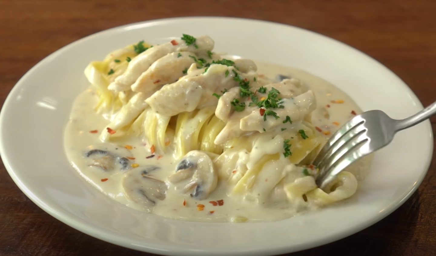 Macarrão com creme de frango e queijo
