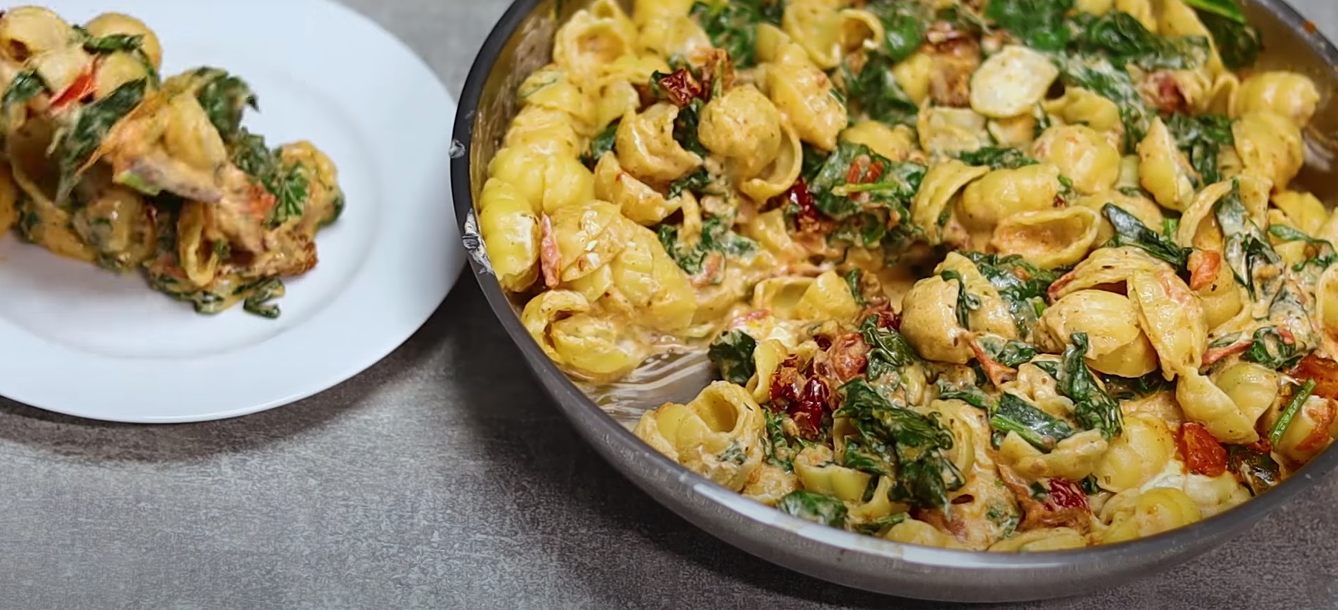 Macarrão com queijo e espinafre