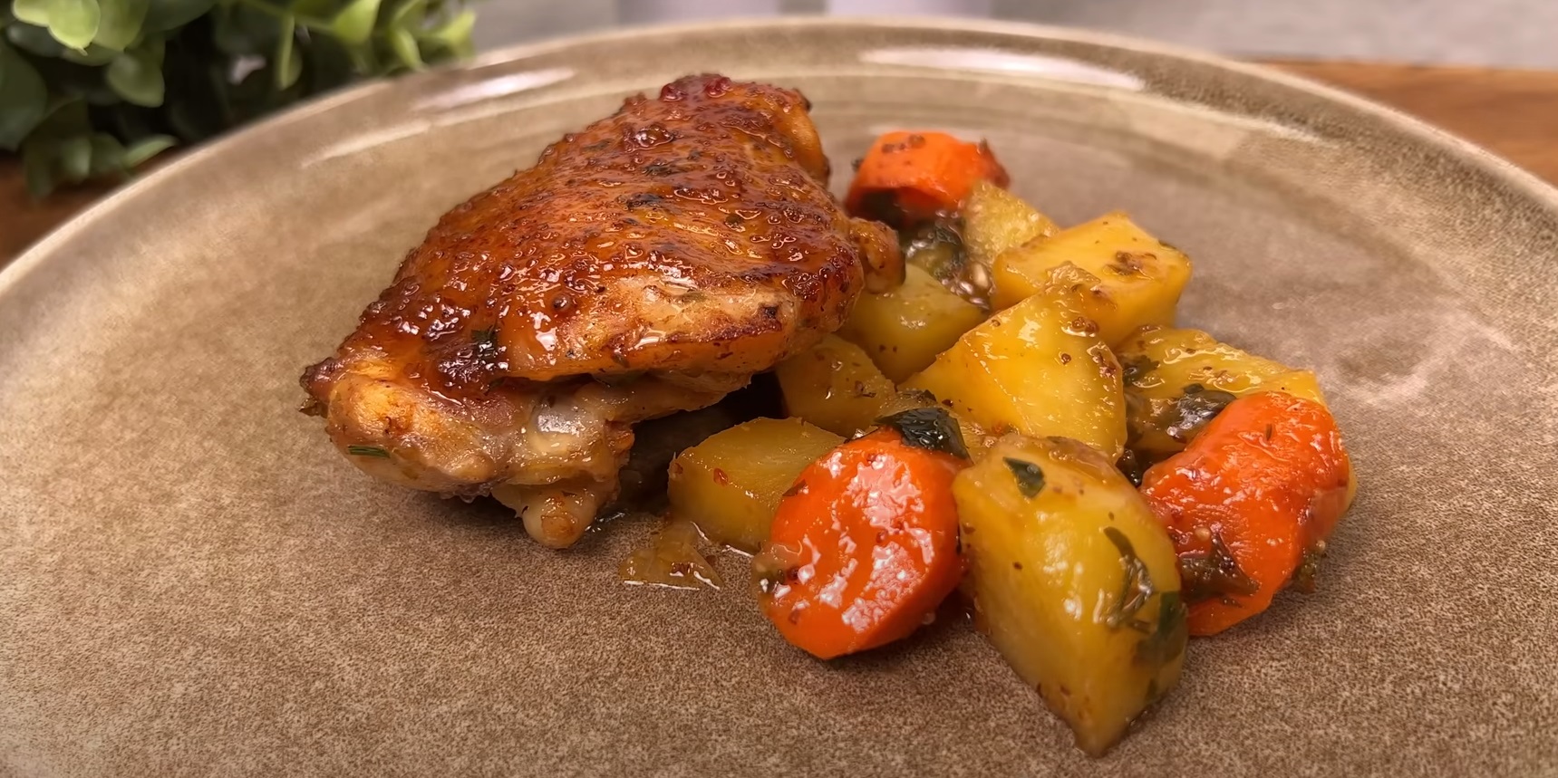 Sobrecoxa de frango assada com vegetais