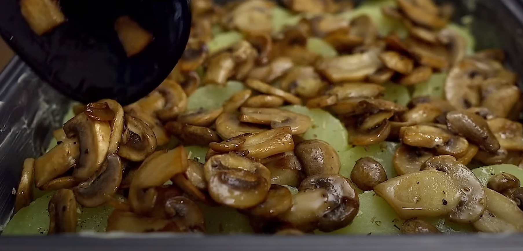Cogumelo assado com batatas