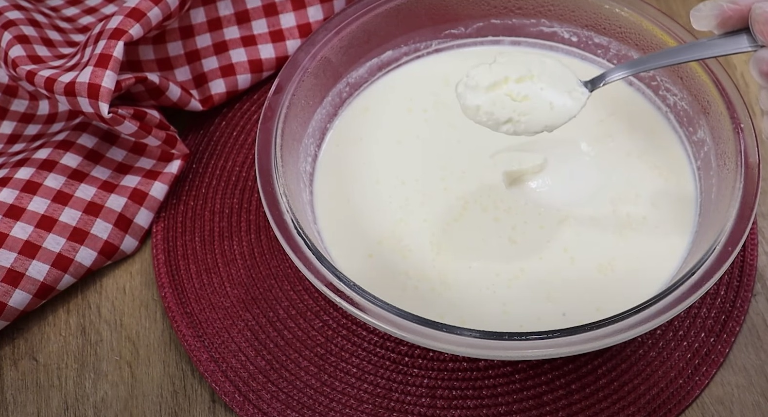 Iogurte caseiro simples e cremoso
