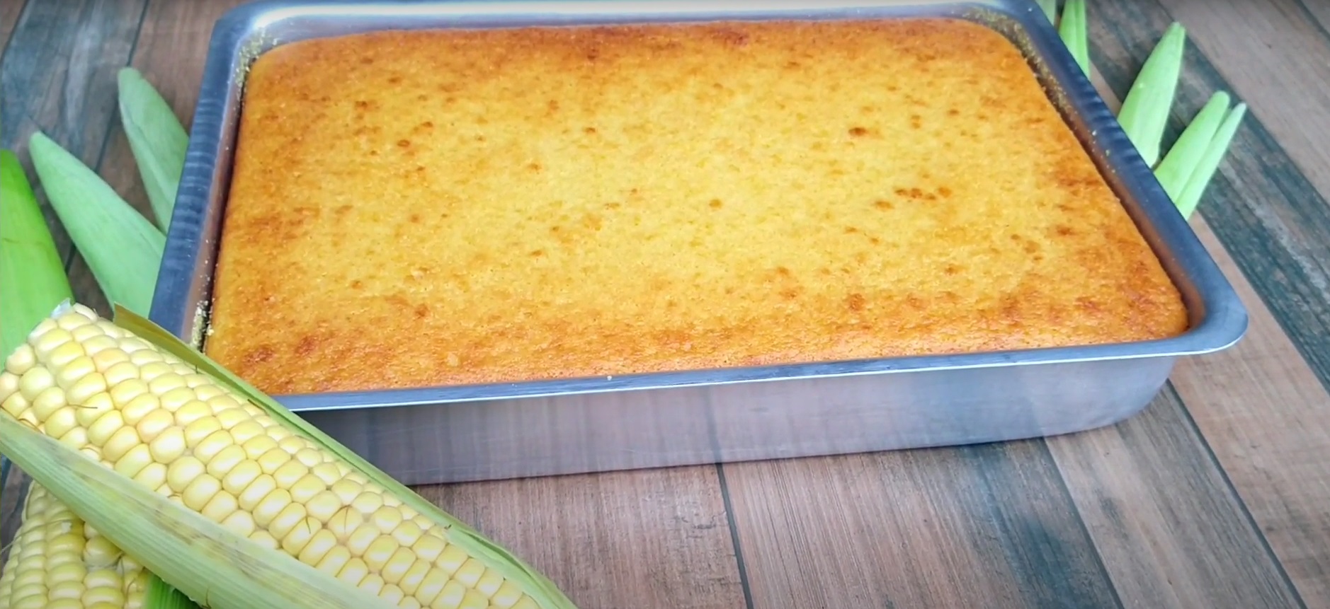 Bolo de milho com leite de coco e coco fresco