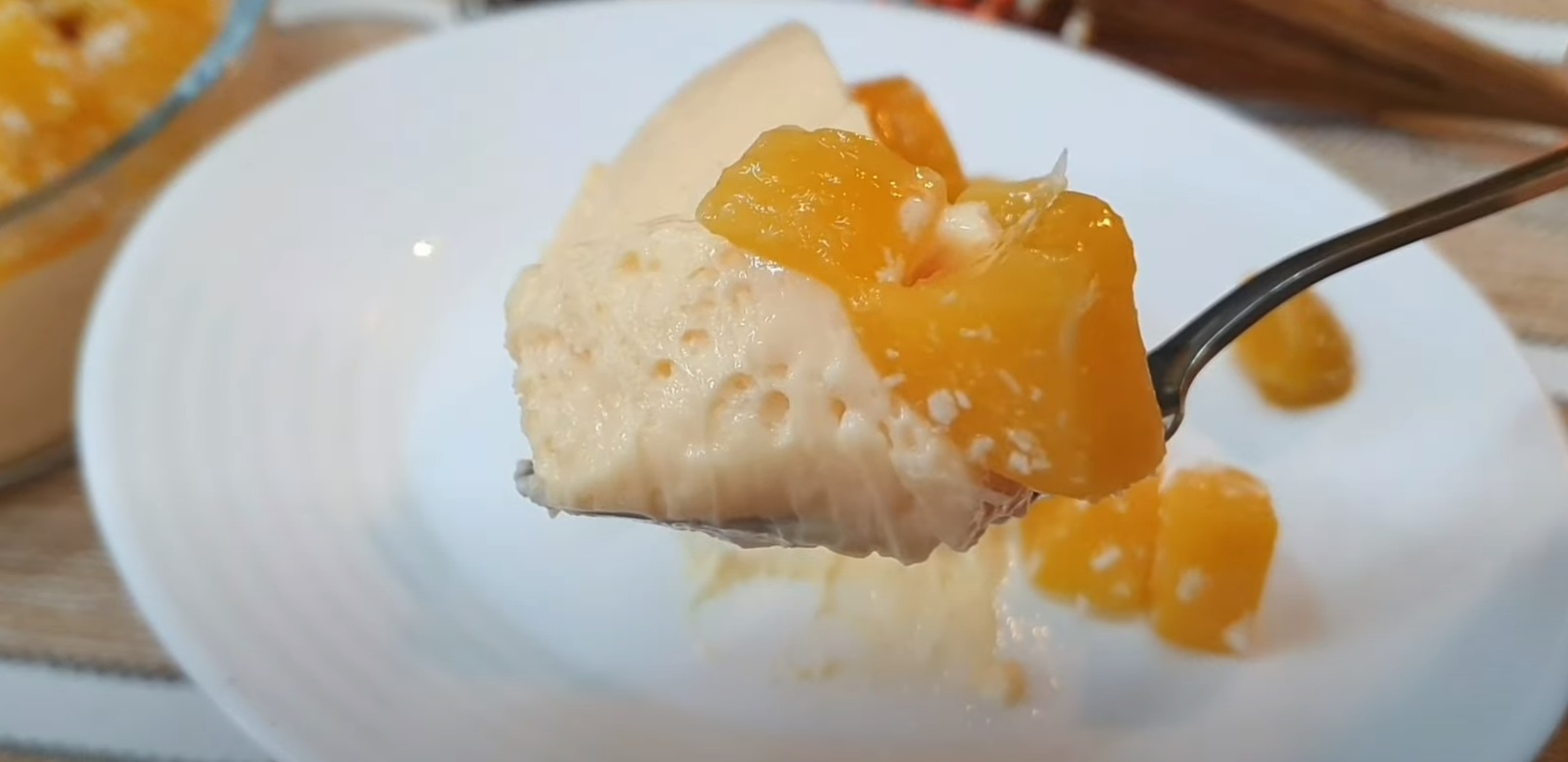 Mousse de Pêssego com Cobertura de Pedaços de Pêssegos