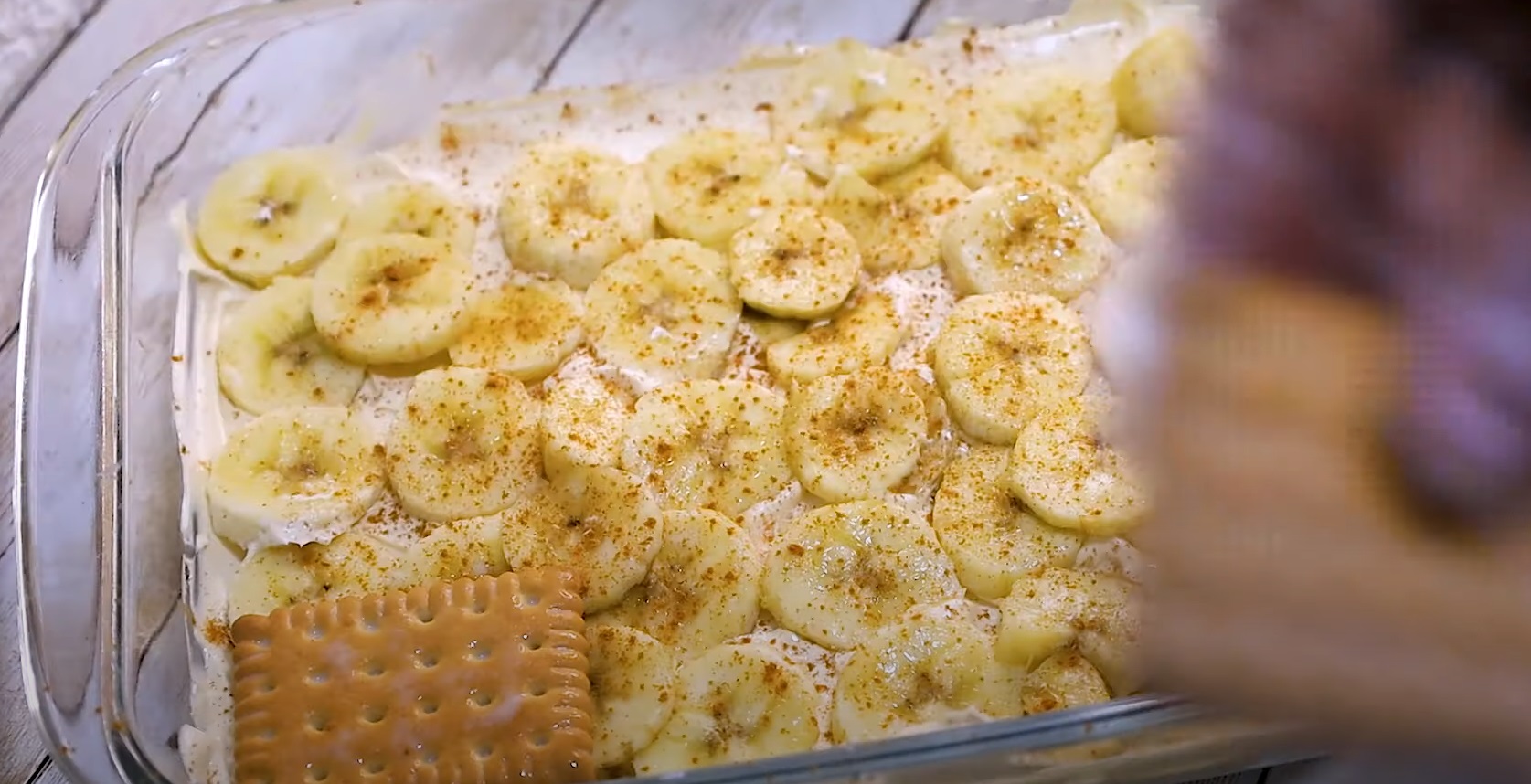 Pave de banan com natas e canela