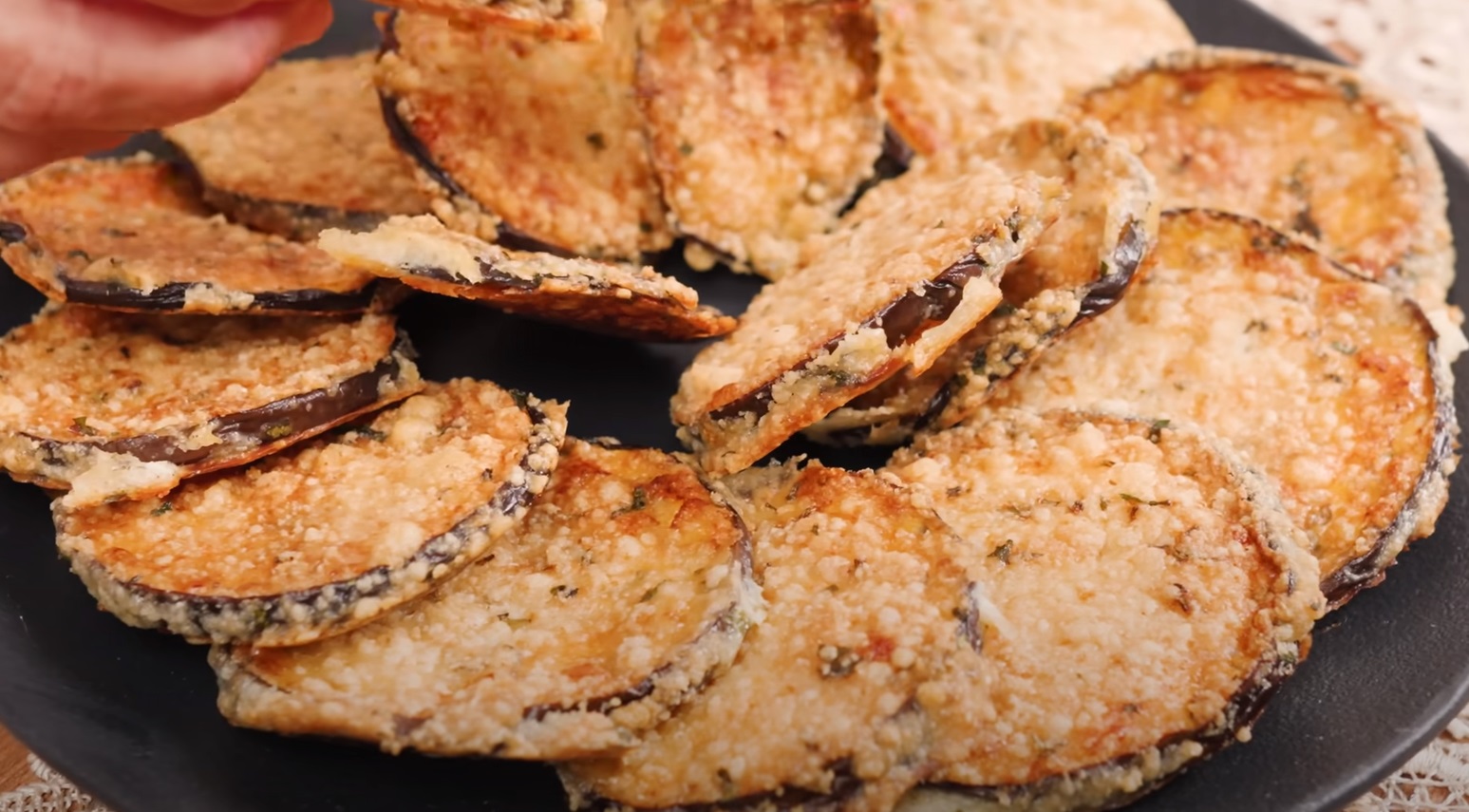 Chips de Berinjela Empanado com Parmesão