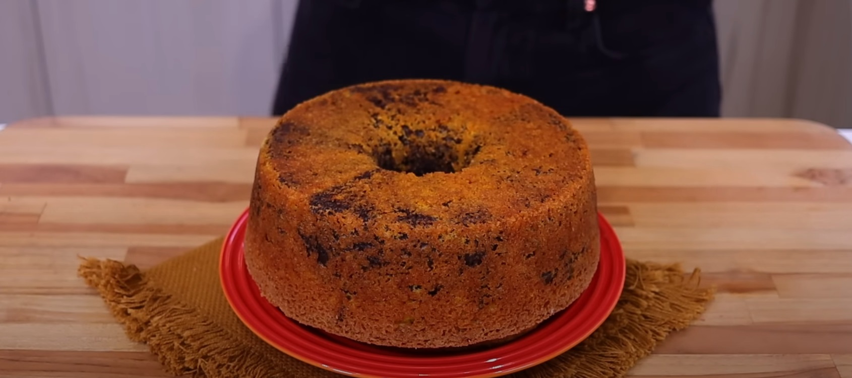 Bolo de Laranja Fofinho com Mesclas de Chocolate Amargo
