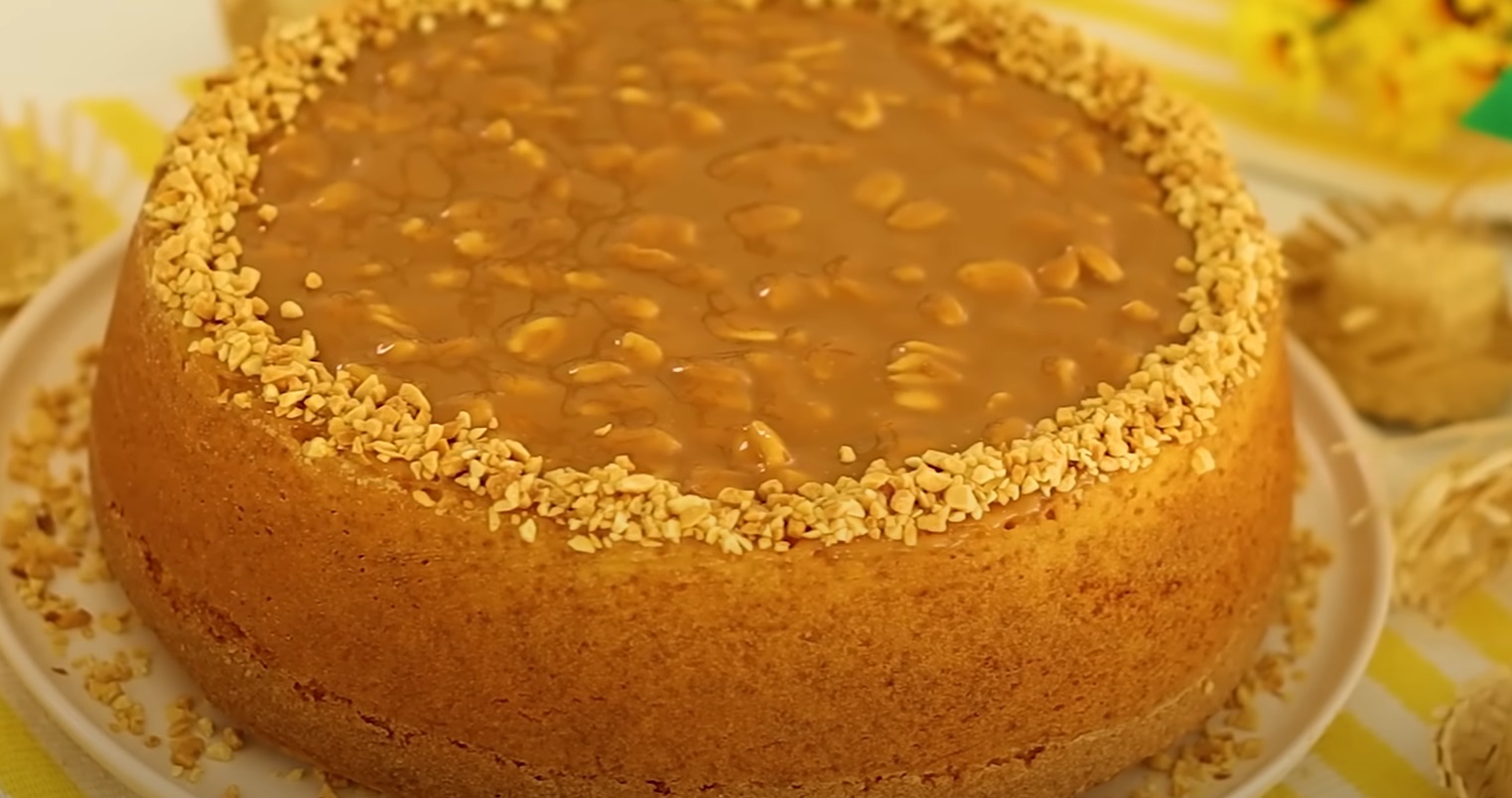 Bolo de Amendoim com Creme de Pé de Moleque