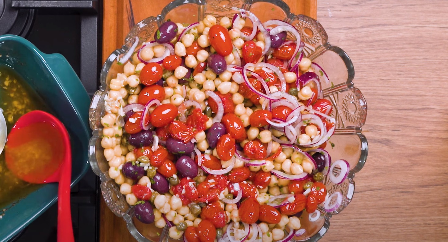 Como fazer salada de grão de bico com tomates confitados