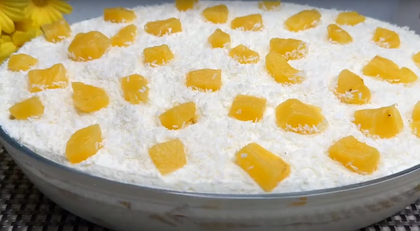 Pavê de Abacaxi com Bolacha Champagne bem cremoso